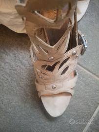guess by Marciano.  tacco 12 con plateau. 