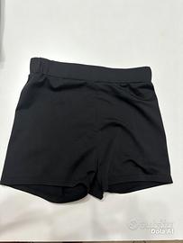 Pantaloncini elasticizzati neri semplici da donna