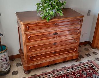 Cassettone d'epoca in legno con inserti in radica