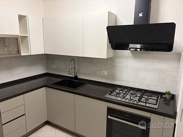 Cucina Creo Kitchens anno 2023 con penisola