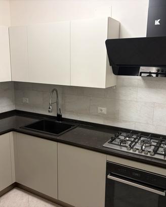 Cucina Creo Kitchens anno 2023 con penisola