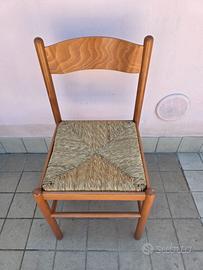 Sedie varie in legno