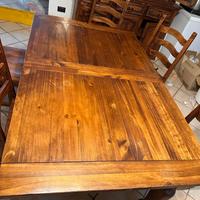 Tavolo in legno allungabile e sedie