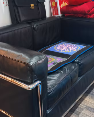 Divano LC2 a 2 posti + poltrona  di Le Corbusier 