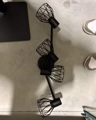 Lampada da soffitto nera con 4 faretti stile indus