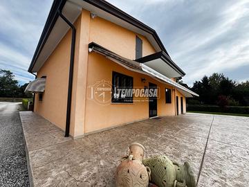 VILLA CON DEPANDANCE, POSTI AUTO COPERTI E GIARDIN