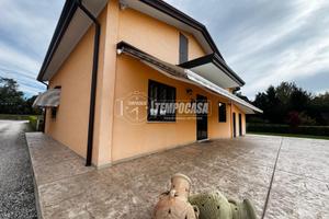 VILLA CON DEPANDANCE, POSTI AUTO COPERTI E GIARDIN