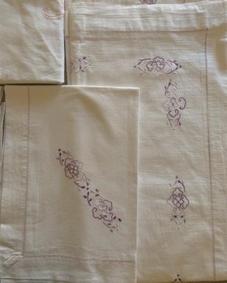 Lenzuola matrimoniali ricamate/rintagliate a mano