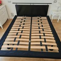 letto con rete a doghe e testata in legno