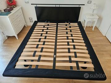 letto con rete a doghe e testata in legno