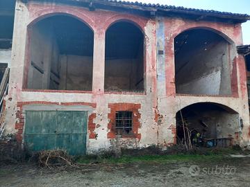 Rustico in centro paese con cortile