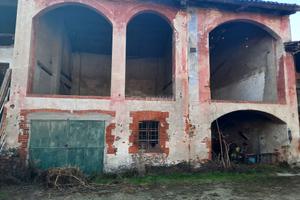 Rustico in centro paese con cortile