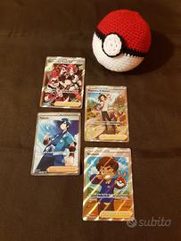 Set 4 carte allenatore Pokémon.