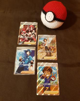 Set 4 carte allenatore Pokémon.
