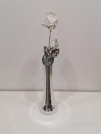 Vaso con rosa bianca argentata