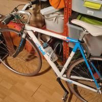 bici da corsa con manubrio dritto 