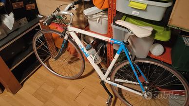 bici da corsa con manubrio dritto 