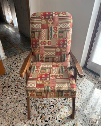 Poltrona vintage in legno con rivestimento rustico