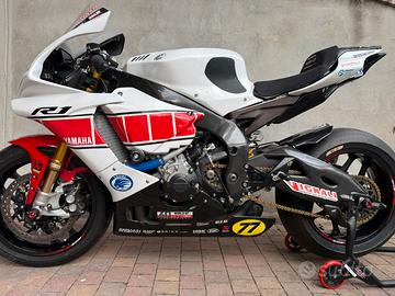 Yamaha R1 pronto pista