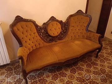 Elegante Salotto d'Epoca: Divano + 2 Poltrone