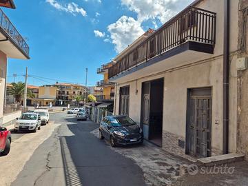 Edificio con garage e cortile piazza Pertini