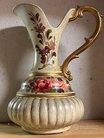 Brocca decorativa in ceramica dipinta a mano