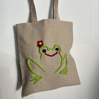 Borsa in lino con rana ricamata a mano