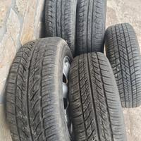 Gomme seminuove  175/65/14 con cerchi in lega.