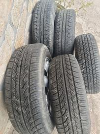 Gomme seminuove  175/65/14 con cerchi in lega.