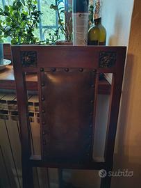 sedia antica in legno con i stemmi intarsiati 