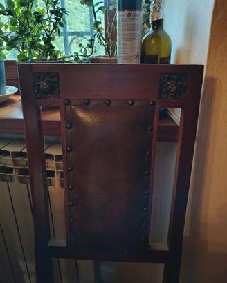 sedia antica in legno con i stemmi intarsiati 