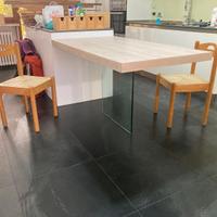 Tavolo da pranzo moderno con gamba in vetro