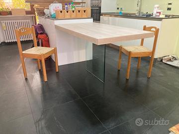 Tavolo da pranzo moderno con gamba in vetro