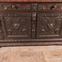 Antica credenza in stile rinascimentale