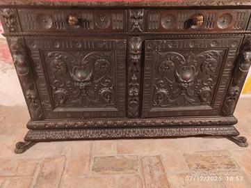 Antica credenza in stile rinascimentale