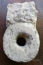 Antico anello per legare il cavallo in pietra raro