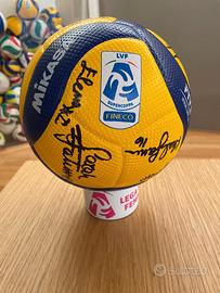 Pallone Supercoppa  autografato da Conegliano