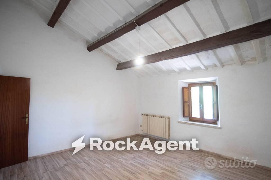 Rustico / Casale di 307 m² con più di 5 locali e b - Altro