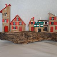 Ramo in legno vecchio con borgo di casette