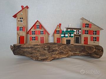 Ramo in legno vecchio con borgo di casette