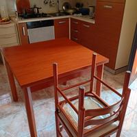 Tavolino e quattro sedie