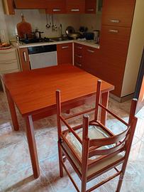 Tavolino e quattro sedie