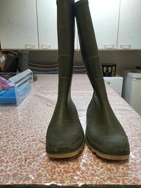 Stivali alti al ginocchio in gomma da lavoro. 