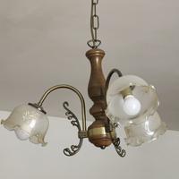 Lampadario rustico in legno e ottone