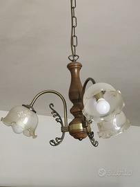 Lampadario rustico in legno e ottone