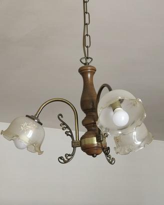 Lampadario rustico in legno e ottone