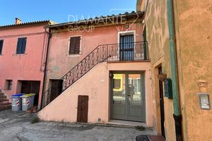 Appartamento con terrazza, giardino e fondo