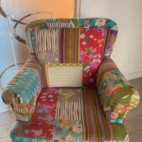 Poltrona patchwork con piedi in legno