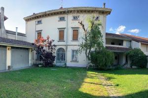 Villa di 330 m² con più di 5 locali e box auto dop