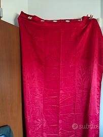 Tenda rossa damascata con occhielli metallici

